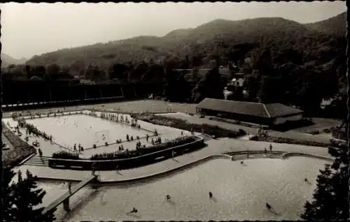Ak Bad Kreuznach an der Nahe, Freibad, große Schwimmbecken, Menschen im Wasser, Wasserlandschaft