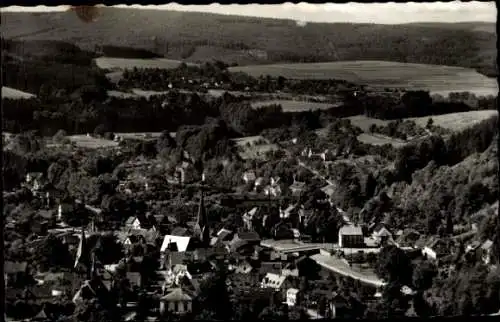 Ak Ründeroth Engelskirchen im Oberbergischen Kreis, Luftaufnahme eines Dorfes, Kirche, Häuser, Wä
