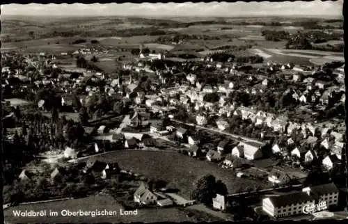 Ak Waldbröl im Oberbergischen Land, Luftaufnahme,  Oberbergisches Land, ländliche Landschaft, Häu