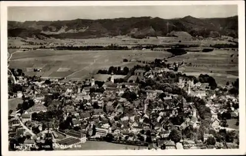 Ak Isny im Allgäu, Luftaufnahme von Isny, Berge im Hintergrund, Architektur, ländliche Umgebung