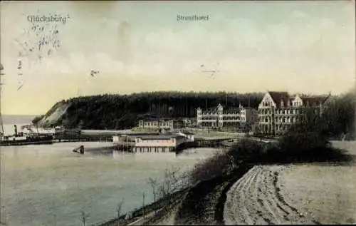 Ak Glücksburg an der Ostsee, Strandhotel,  Küstenlandschaft, Gebäude, See