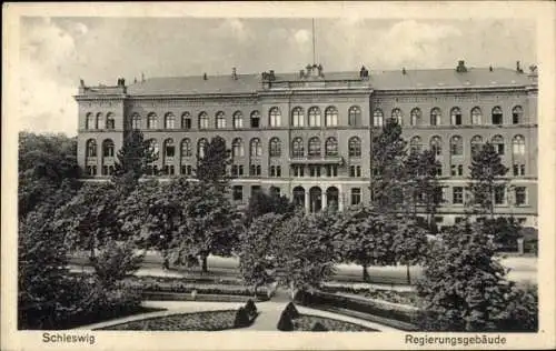 Ak Schleswig an der Schlei, Regierungsgebäude, Bäume und Gartenanlage, Schwarz-Weiß Fotografie