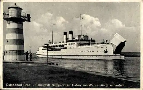 Ak Ostseebad Warnemünde, Fährschiff Schwerin läuft ein, Leuchtturm