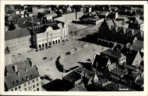 Ak Rostock in Mecklenburg Vorpommern, Marktplatz, Straßenbahn, erhöhte Ansicht