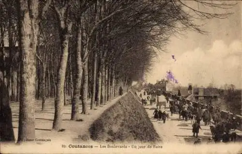 Ak Coutances Manche, Boulevard mit Bäumen, Menschen auf der Straße, Markttag