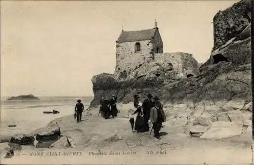 Ak Le Mont Saint Michel Manche, Chapelle Saint-Aubert, steinige Küste, Menschengruppe auf dem Weg