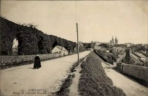 Ak Coutances Manche, Blick auf  Ruinen, Straße, Frau in schwarzem Kleid, Bäume