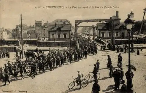 Ak Cherbourg en Cotentin Manche, Le Pont tournant, Rue du Val-de Saire, Menschenmengen,  Architek