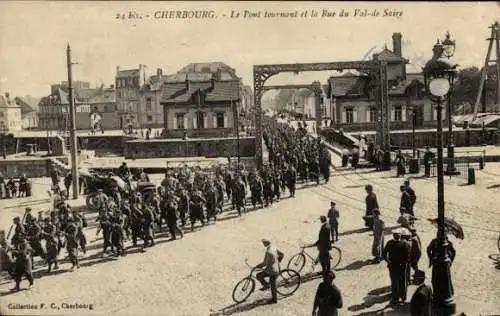 Ak Cherbourg en Cotentin Manche, Militärparade, Brücke, Straße,  Szene