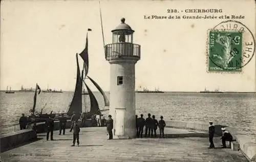 Ak Cherbourg en Cotentin Manche, Leuchtturm, Hafenansicht, Schiffe, Personen