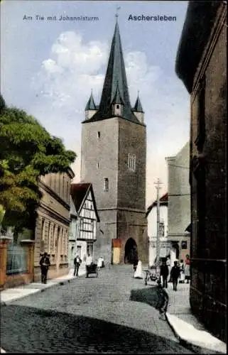 Ak Aschersleben im Salzlandkreis, Johannisturm,  Altstadtarchitektur, Personen auf der Straße