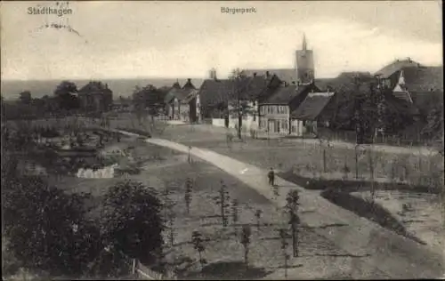 Ak Stadthagen in Niedersachsen, Bürgerpark,  Architektur, Baumallee, ruhige Straße, Wasserbecken