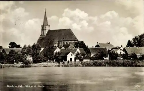 Ak Beeskow in der Mark, Blick auf die Kirche, Wasserfront,  Gebäude