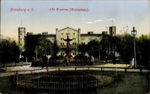 Ak Bernburg an der Saale Salzlandkreis, Alte Kaserne, Karlsplatz, Brunnen, Parkanlagen
