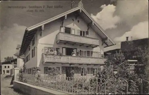 Ak Oberammergau in Oberbayern, Vorderansicht eines Gebäudes, Balkone, Menschen auf dem Balkon, Za