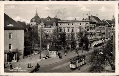 Ak Cottbus in der Niederlausitz,  Berliner Strasse, Straßenbahn, Gebäude, Bäume