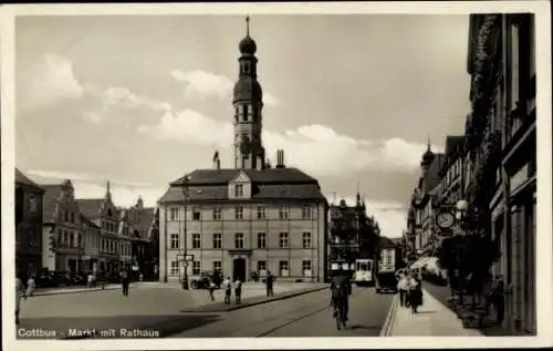 Ak Cottbus in der Niederlausitz, Markt mit Rathaus,  Gebäude, Menschen auf Straße, Uhr