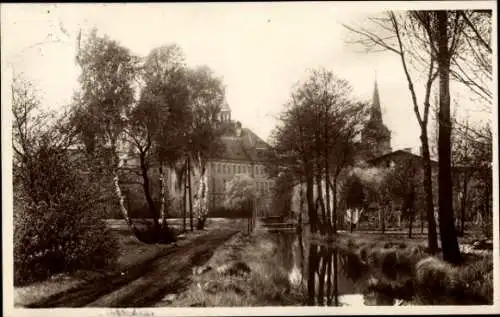 Ak Senftenberg in der Niederlausitz, Schloss, Kirche, Bäume, Wasserlauf,  Architektur