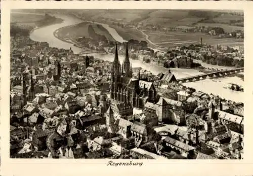 Ak Regensburg an der Donau Oberpfalz, Luftaufnahme von  Donau,  Gebäude, Stadtlandschaft, 