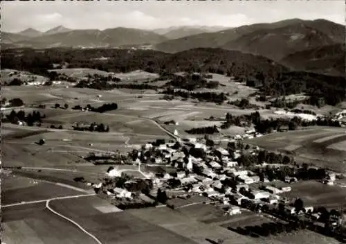 Ak Greiling bei Bad Tölz Oberbayern, Landschaft mit Bergblick, Dorfansicht aus der Luft
