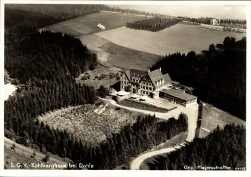 Ak Dahle Altena im Sauerland, S.G.V. Kohlberghaus, Fliegeraufnahme, Waldlandschaft, Gebirgshaus