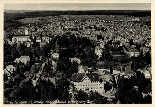Ak Freudenstadt im Schwarzwald, Luftaufnahme von  Schwäbische Alb, Wohnhäuser, Kirche