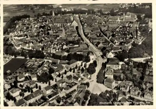 Ak Neumarkt in der Oberpfalz, Luftaufnahme von Neumarkt, viele Dächer, Straßen, Bäume