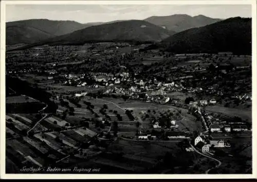 Ak Seelbach in Nassau Taunus, Luftaufnahme von  Landschaft, Berge, Dorf