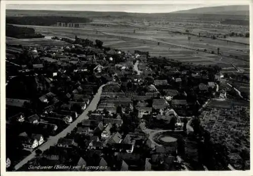 Ak Sandweier Baden Baden, Luftaufnahme, Stadtansicht, Häuser, Landschaft, Fluss