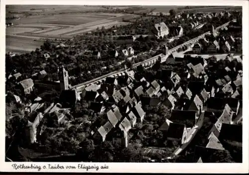 Ak Rothenburg ob der Tauber Mittelfranken, Luftaufnahme der Altstadt,  Gebäude, Wege und Felder