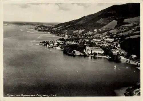 Ak Egern am Tegernsee Oberbayern, Luftaufnahme, Tegernsee, Berge, kleine Stadt, Wasser, Bäume