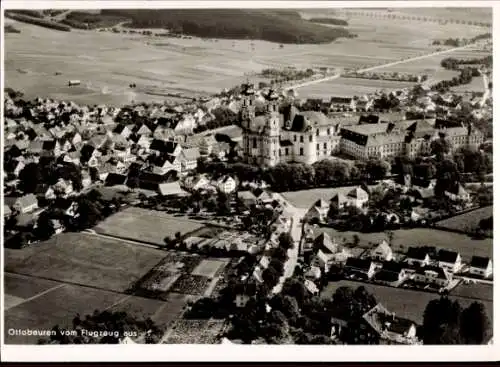 Ak Ottobeuren in Oberschwaben Allgäu, Luftansicht von  Schloss in der Mitte, ländliche Umgebung