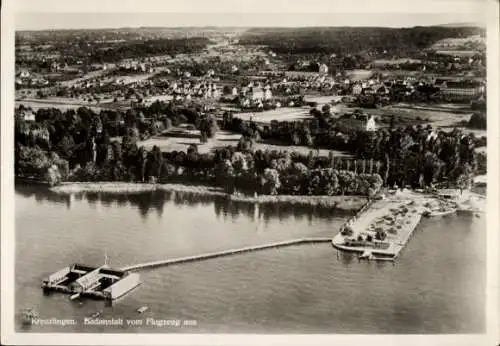 Ak Kreuzlingen am Bodensee Kt.Thurgau, Aussicht auf Badanstalt, Stadtansicht, Wasserlandschaft