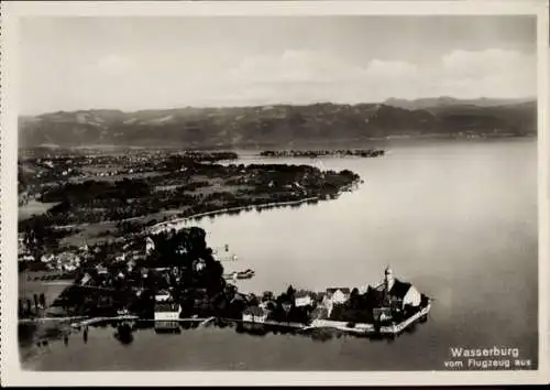Ak Wasserburg am Inn Oberbayern, Luftaufnahme von  See und Berge im Hintergrund