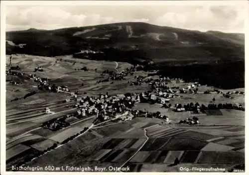 Ak Bischofsgrün im Fichtelgebirge, Luftaufnahme, Fichtelgebirge, Bischofsgrün, 680 Meter