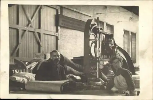 Foto Ak Zwei Männer, Handwerker, Werkstatt, Arbeit, Stoff