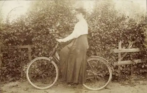 Foto Ak Celle in Niedersachsen, Frau auf einem Fahrrad