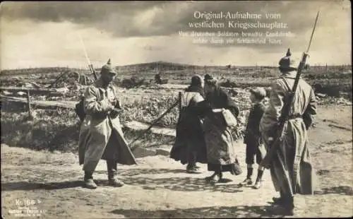 Ak Westlicher Kriegsschauplatz, Von deutschen Soldaten bewachte Landstraße