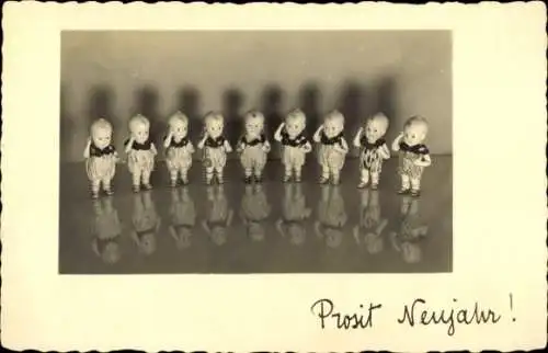 Ak Viele kleine Puppen, salutierend