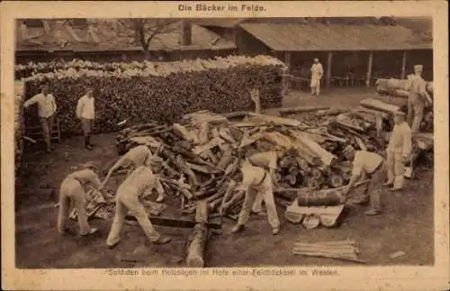 Ak Die Bäcker im Felde, Soldaten beim Holzsägen