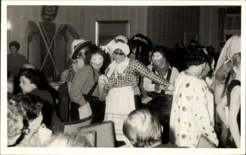 Foto Ak Karneval, kostümierte Festgesellschaft, Fotograf Timmendorfer Strand