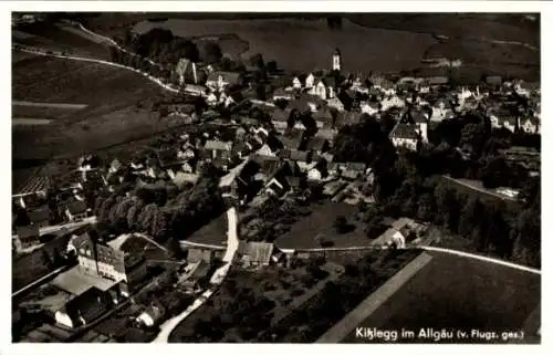 Ak Kißleg im Allgäu, Fliegeraufnahme vomn Ort mit See