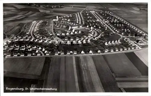 Ak Regensburg an der Donau Oberpfalz, zeigt ein Luftbild der Dr.-Schottenheimsiedlung in Regen...