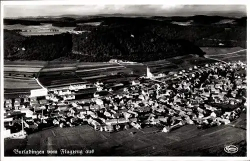 Ak Burladingen in der Schwäbischen Alb, Luftaufnahme von  viele Dächer, Landschaft im Hintergrund