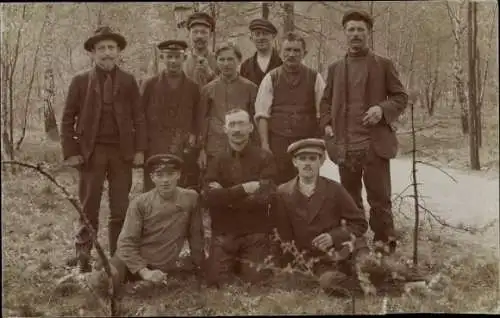 Foto Ak Männer in Wald, Gruppenfoto