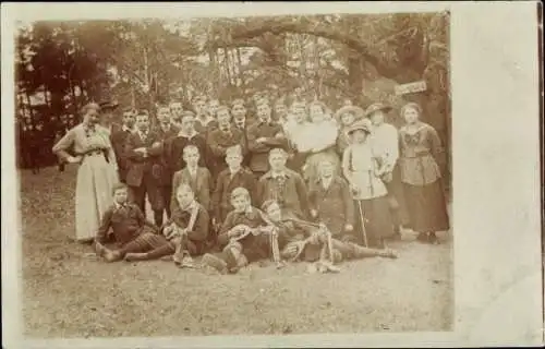 Foto Ak Menschengruppe, Kinder, Frauen, Wald, Gruppenfoto