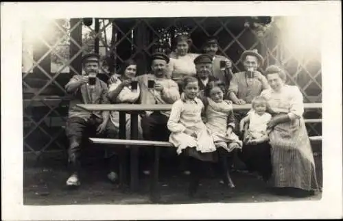 Foto Ak Menschen-Gruppenfoto, Bier, Biergläser, Kinder