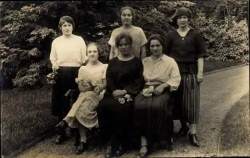 Foto Ak Frauen-Gruppenfoto im Park