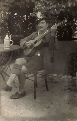 Foto Ak Mann in Tracht mit Gitarre, Portrait