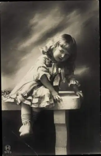 Ak Mädchen-Porträt, Kleid, Sitzbank